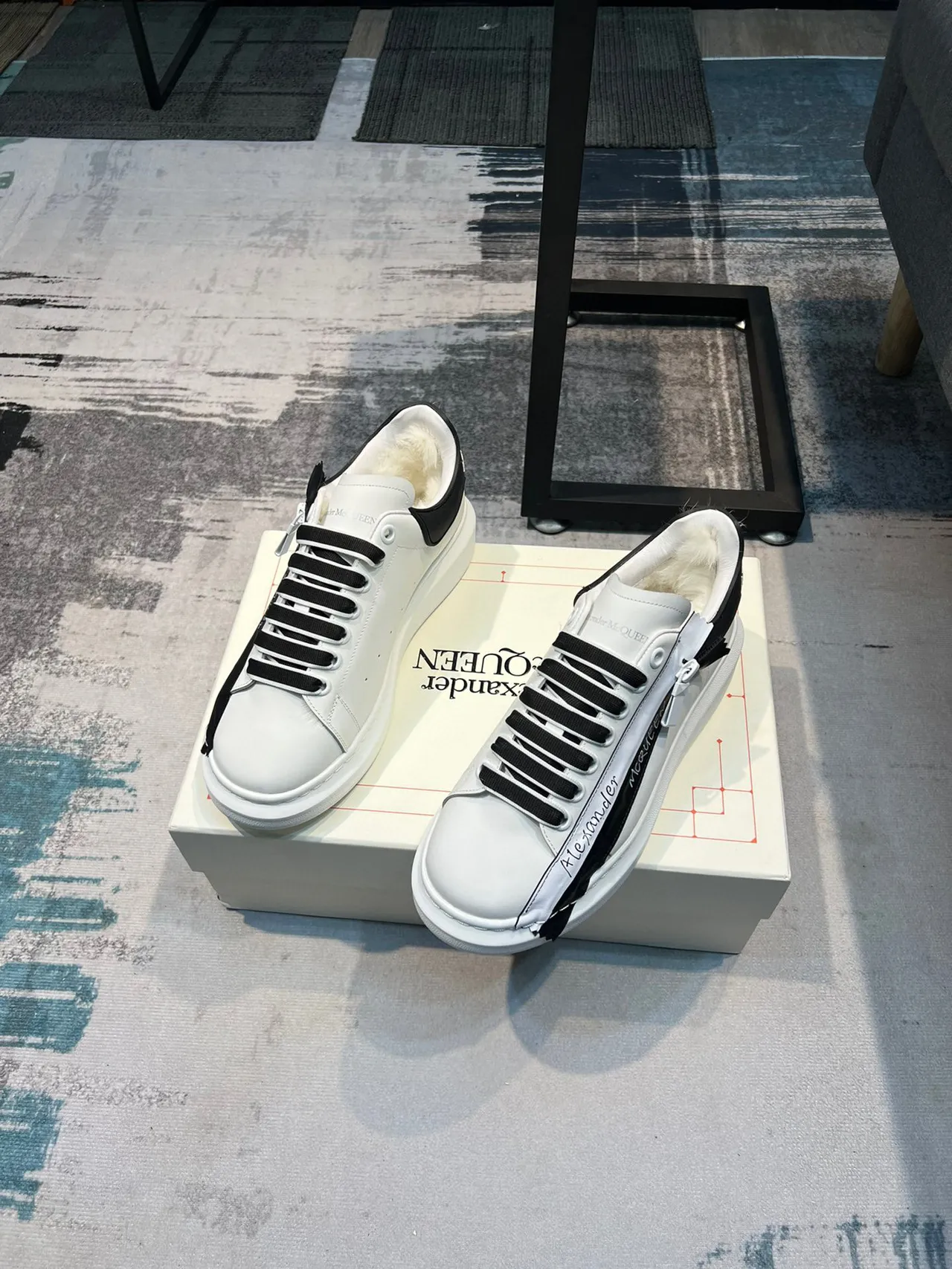 Alexander McQueen Baskets Oversized Blanche Noir Ruban Lifestyle Sneakers 4