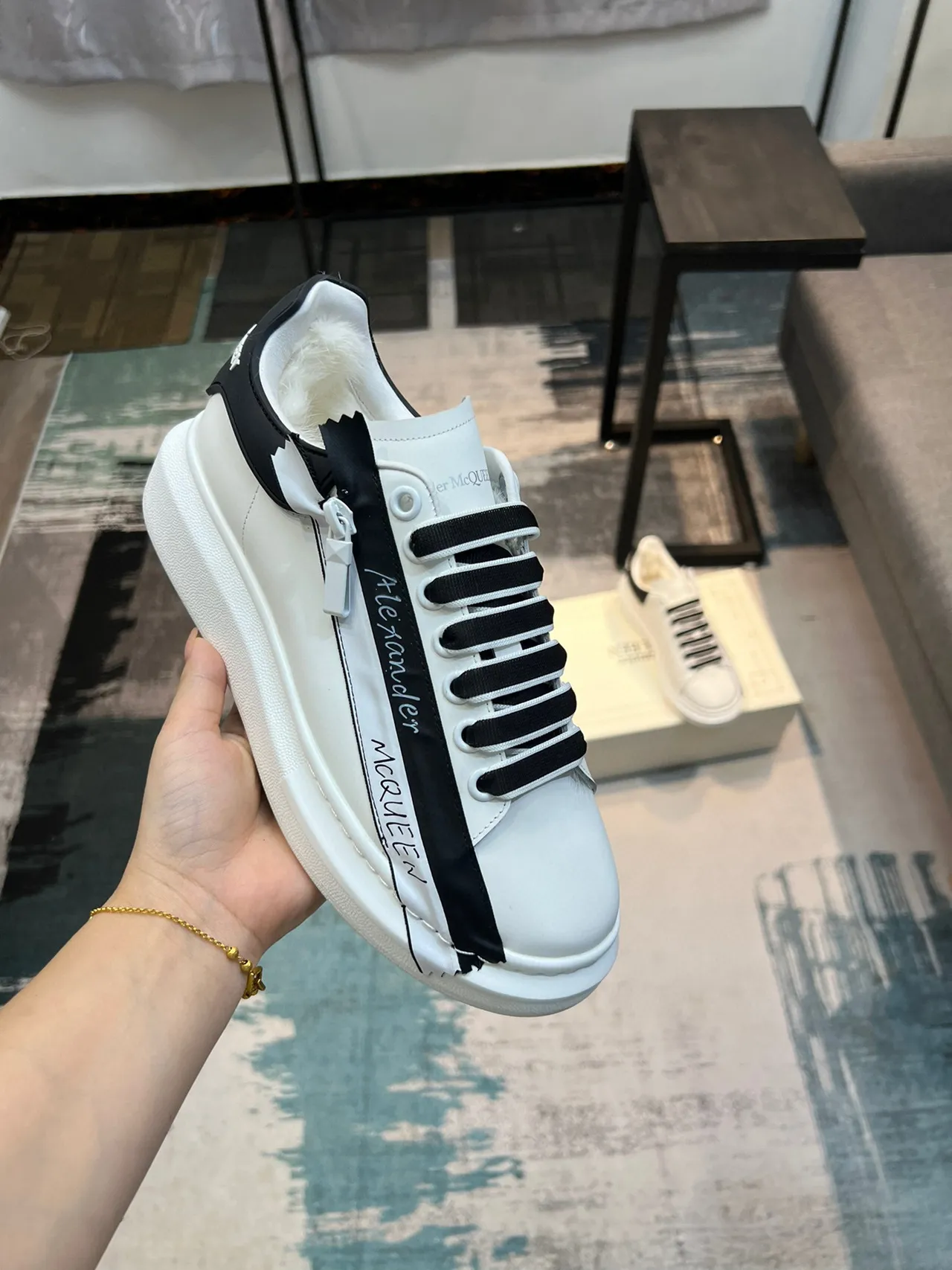 Alexander McQueen Baskets Oversized Blanche Noir Ruban Lifestyle Sneakers 5
