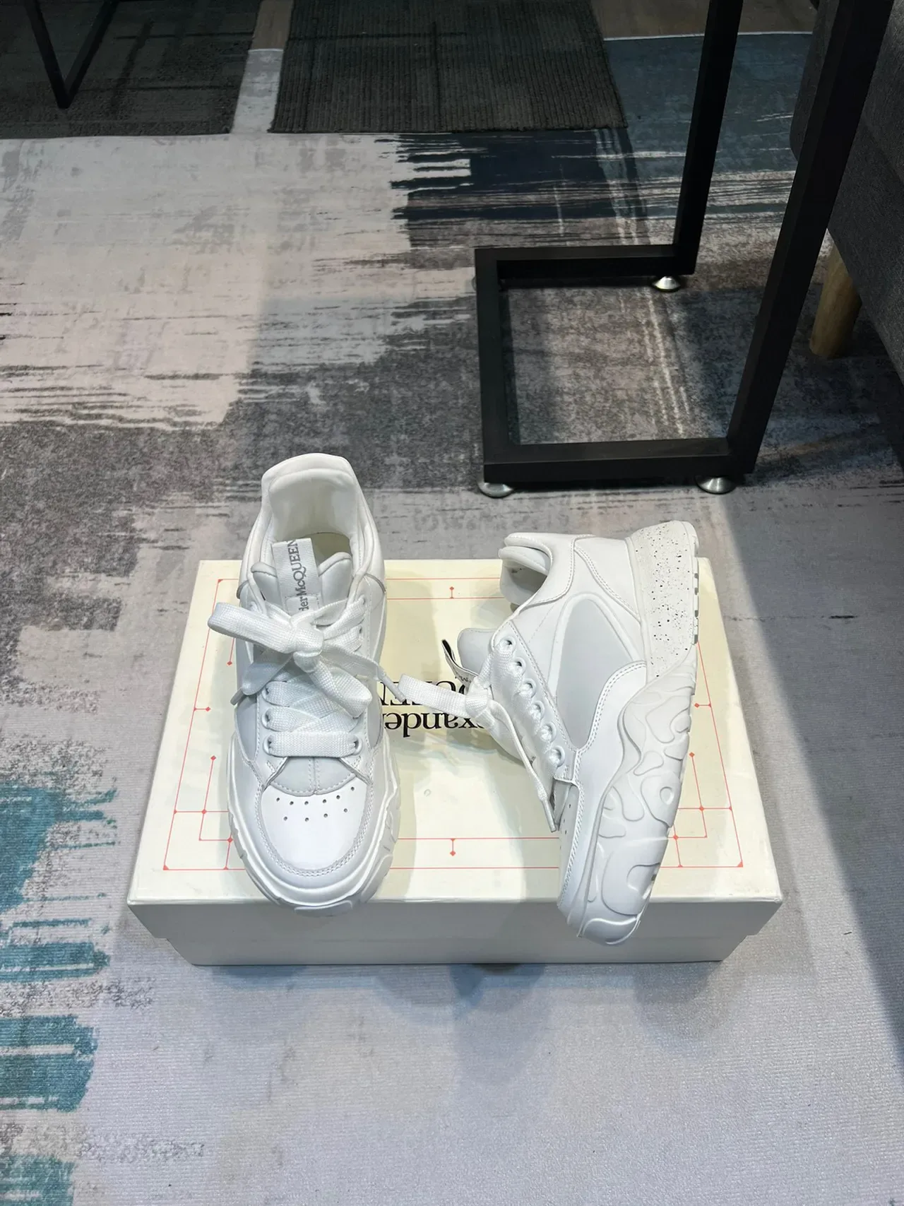 Alexander McQueen Oversized सफेद चंक स्नीकर 4