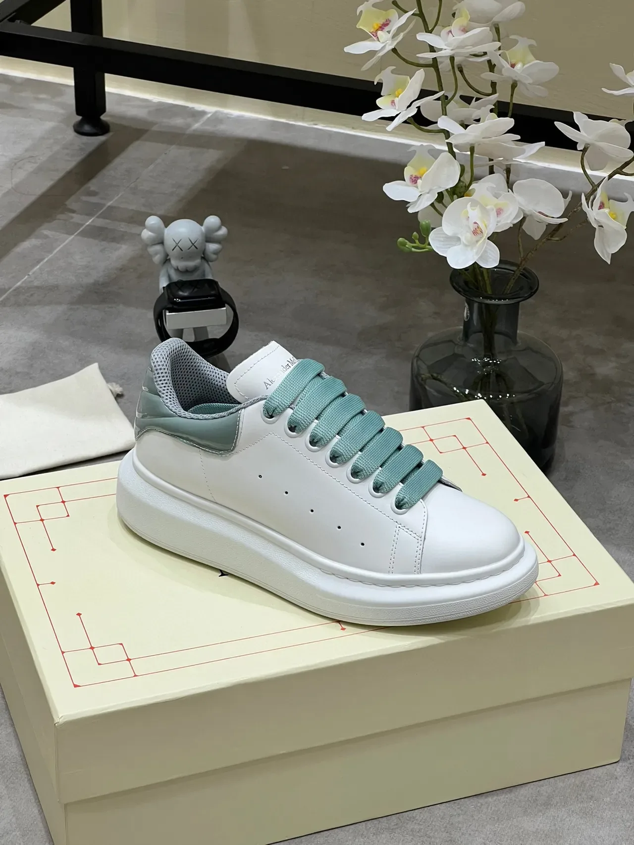 Alexander McQueen Zapatilla oversized Suela blanca verde Perforada en la punta Zapatillas lifestyle 2