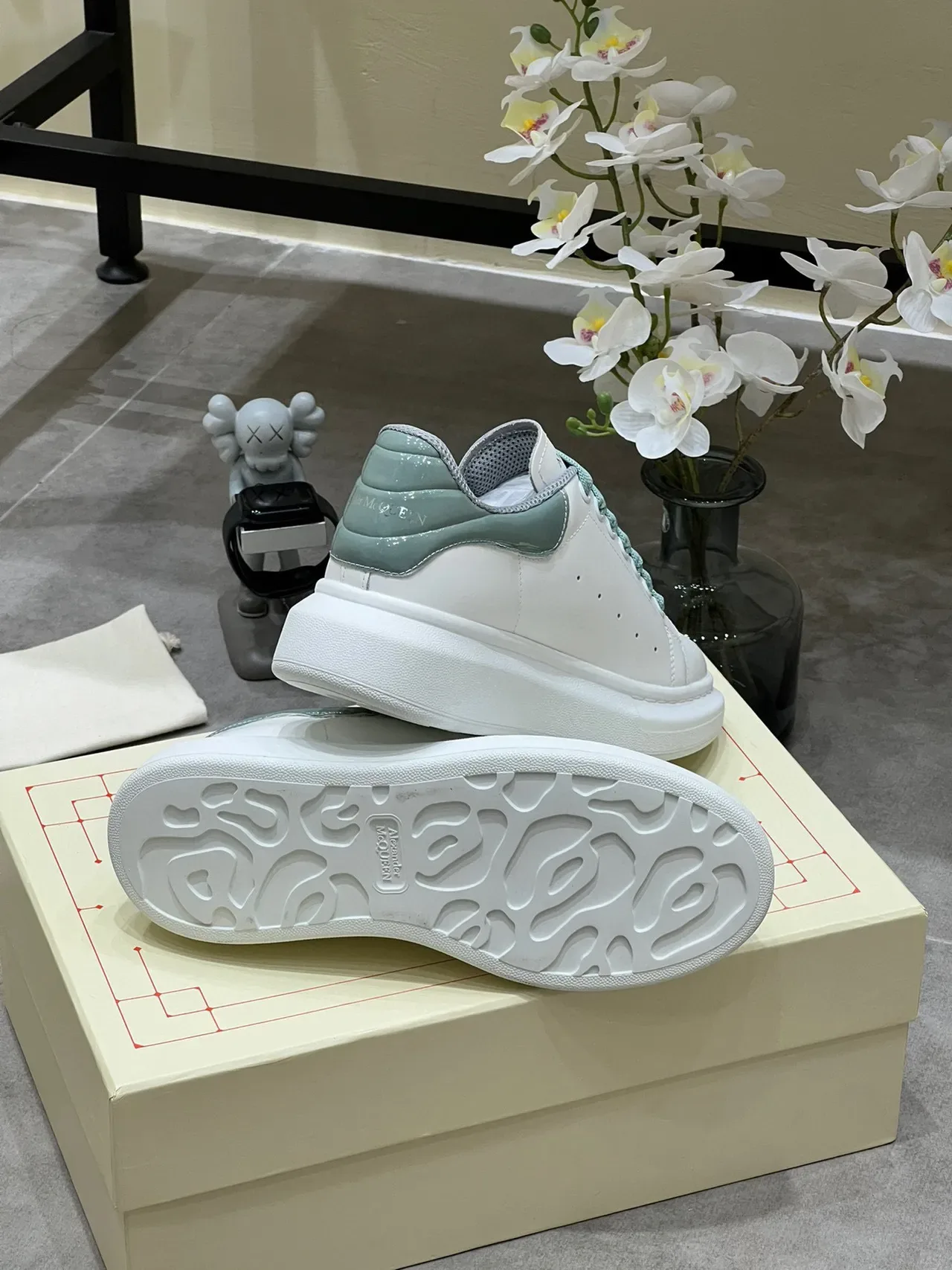 Alexander McQueen Zapatilla oversized Suela blanca verde Perforada en la punta Zapatillas lifestyle 3