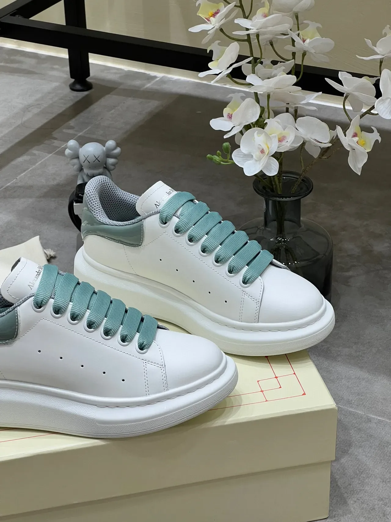 Alexander McQueen Zapatilla oversized Suela blanca verde Perforada en la punta Zapatillas lifestyle 4