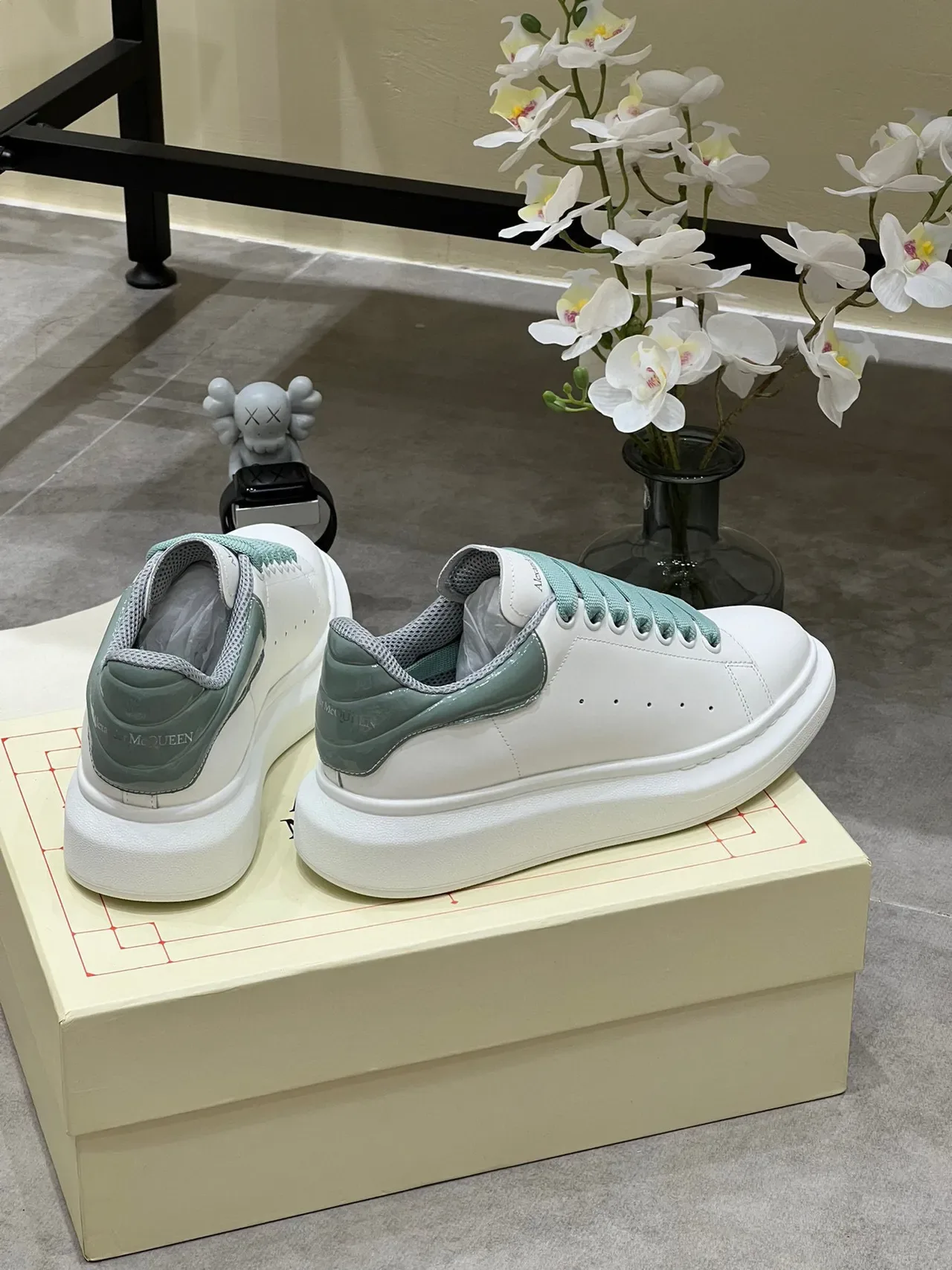 Alexander McQueen Zapatilla oversized Suela blanca verde Perforada en la punta Zapatillas lifestyle 5