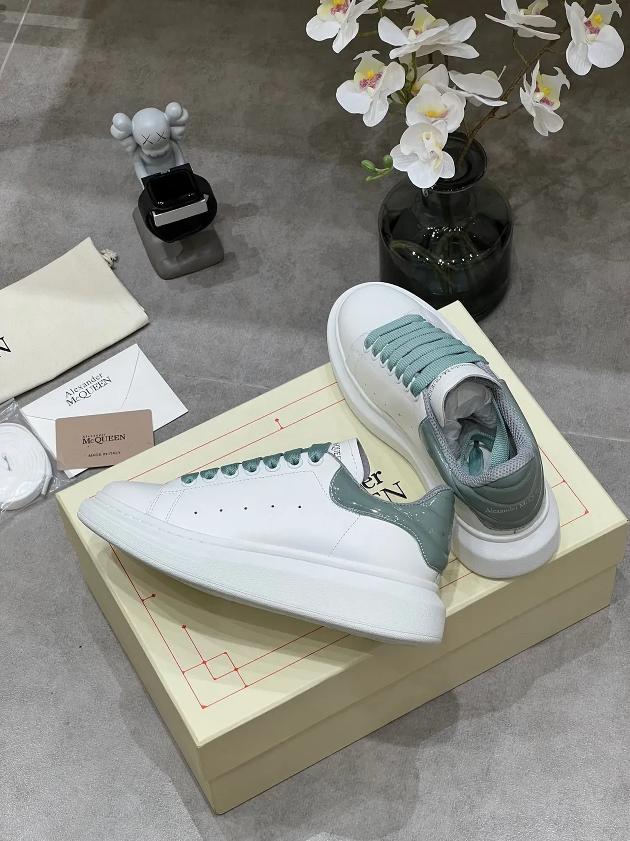Alexander McQueen Zapatilla oversized Suela blanca verde Perforada en la punta Zapatillas lifestyle 6