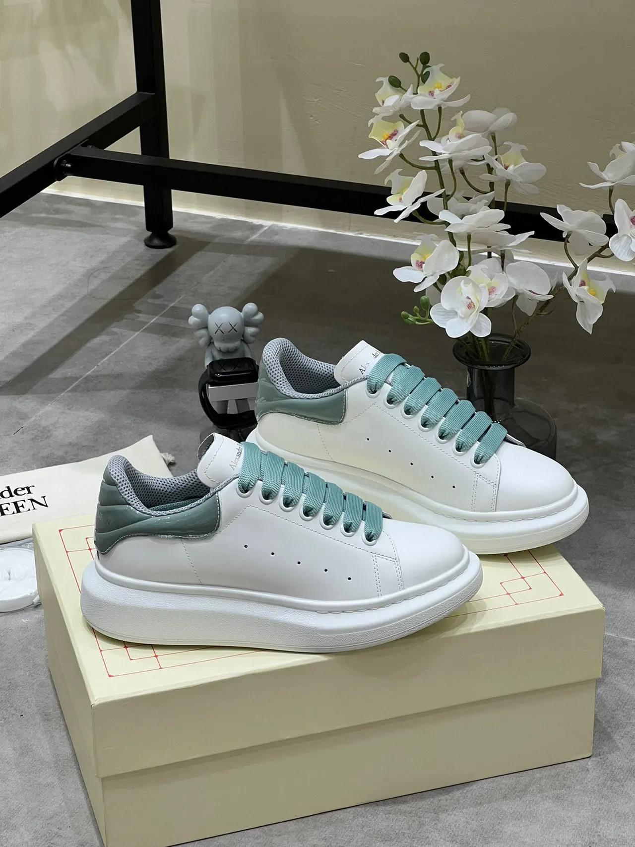 Alexander McQueen Zapatilla oversized Suela blanca verde Perforada en la punta Zapatillas lifestyle 8