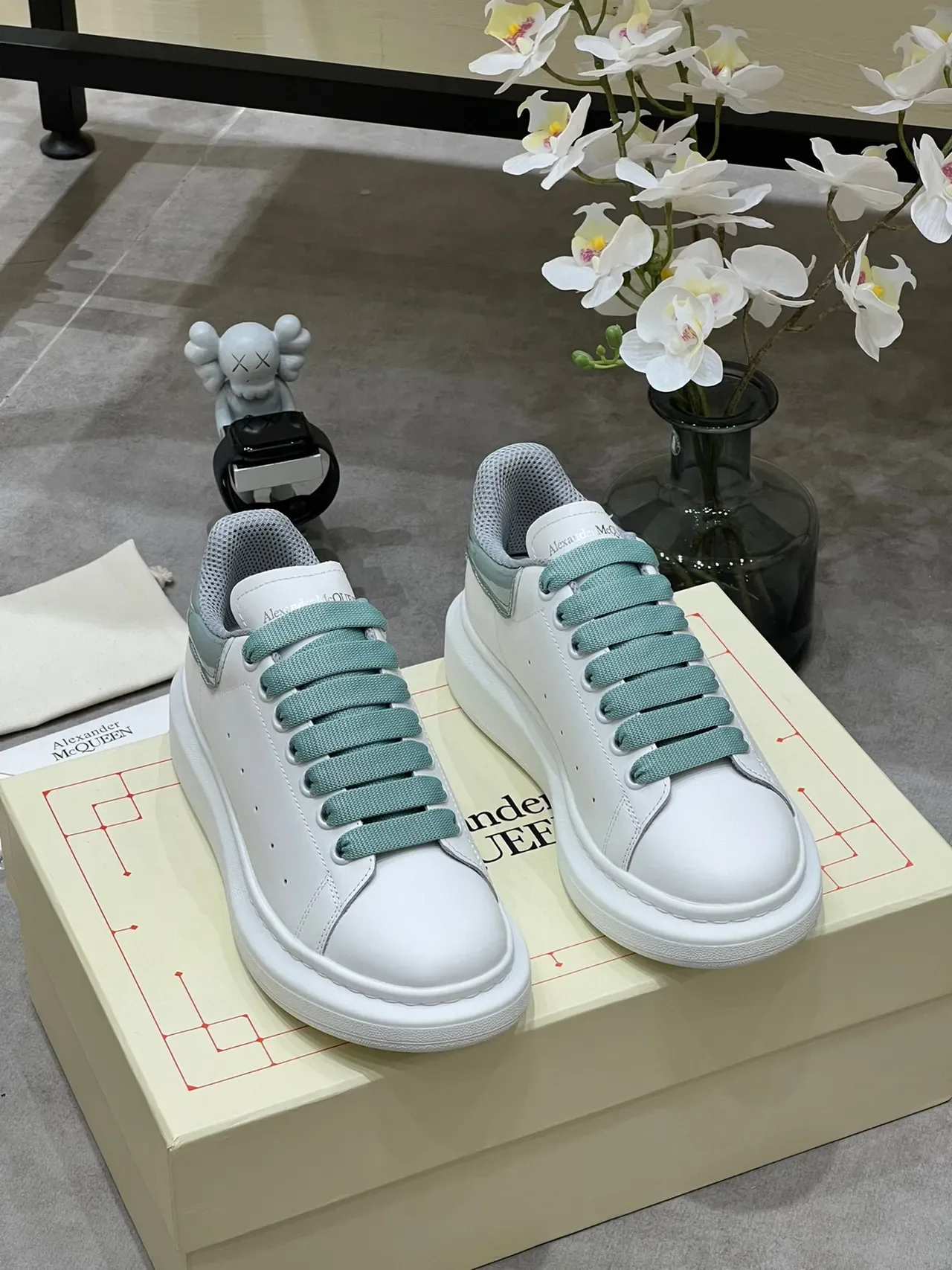 Alexander McQueen Zapatilla oversized Suela blanca verde Perforada en la punta Zapatillas lifestyle 9