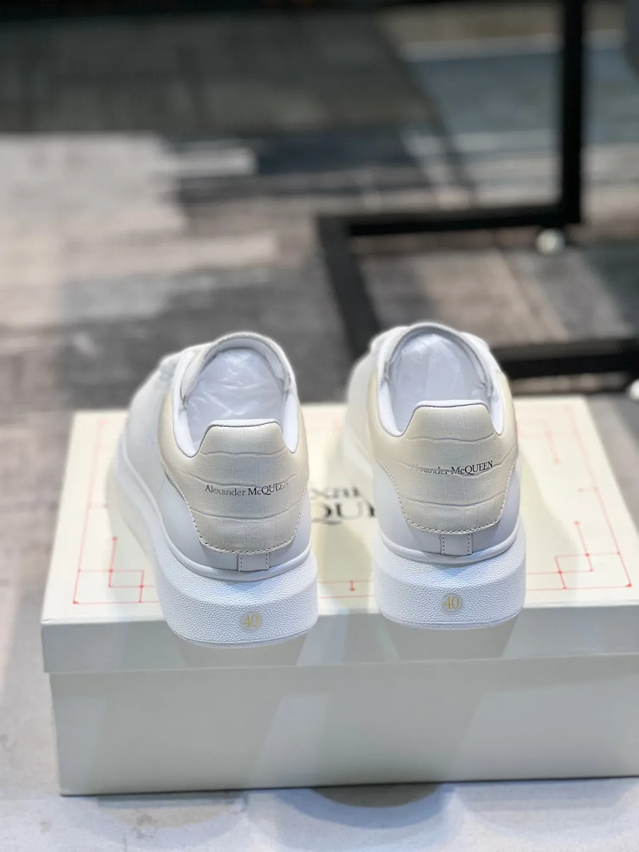Alexander McQueen حذاء رياضي أبيض Oversized Lifestyle Sneakers 2