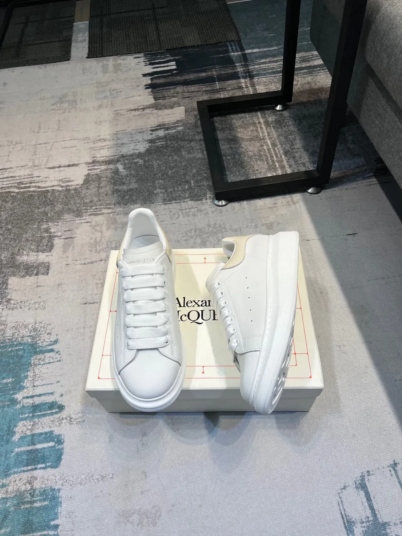 Alexander McQueen حذاء رياضي أبيض Oversized Lifestyle Sneakers 4