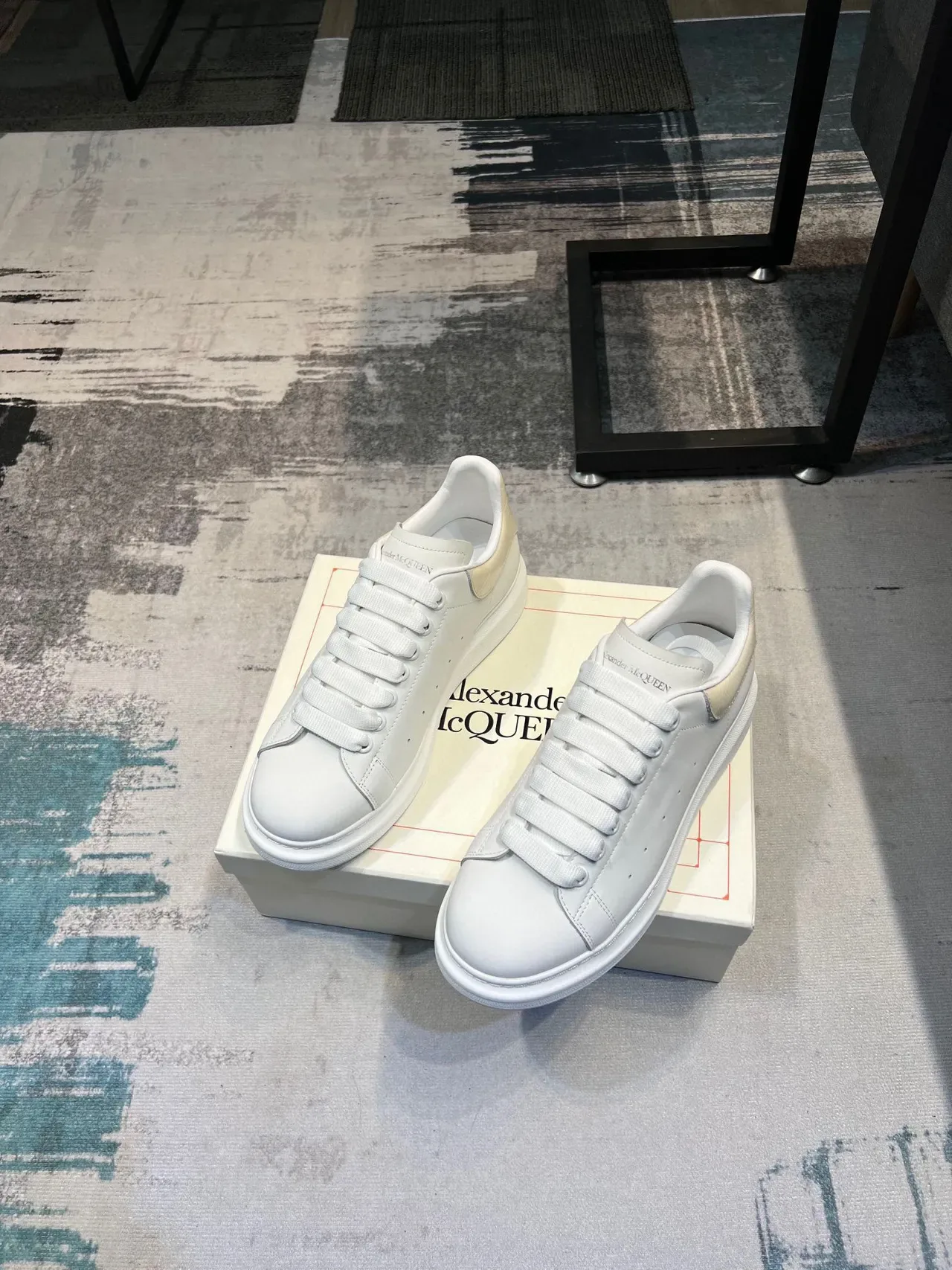 Alexander McQueen حذاء رياضي أبيض Oversized Lifestyle Sneakers 5