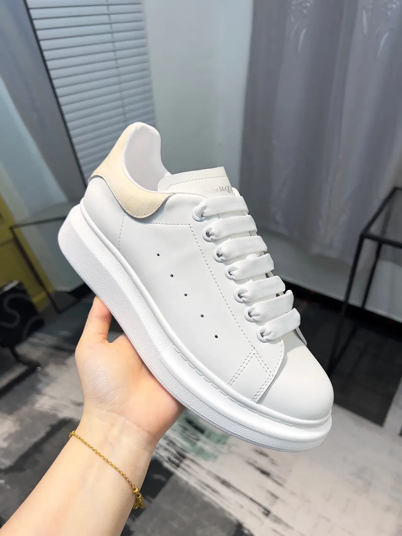 Alexander McQueen حذاء رياضي أبيض Oversized Lifestyle Sneakers 6