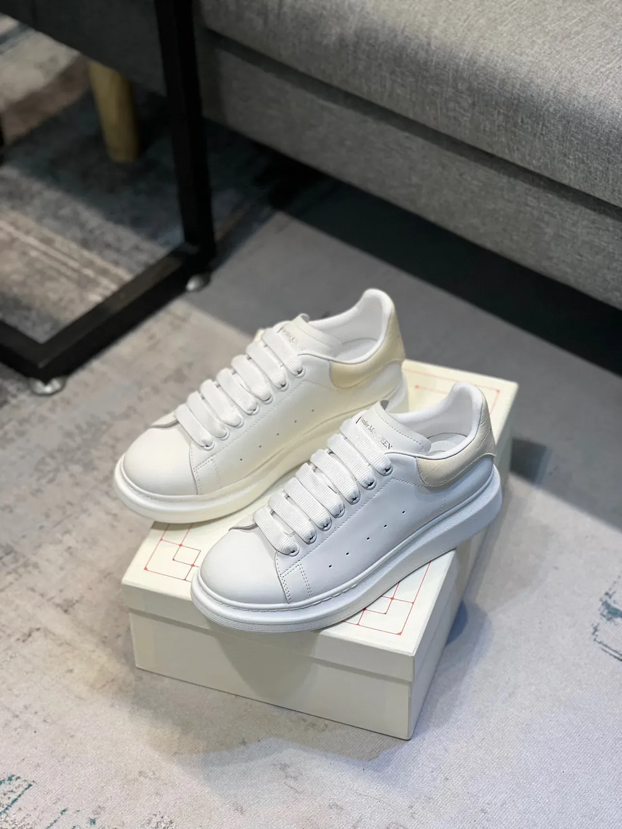 Alexander McQueen حذاء رياضي أبيض Oversized Lifestyle Sneakers 7