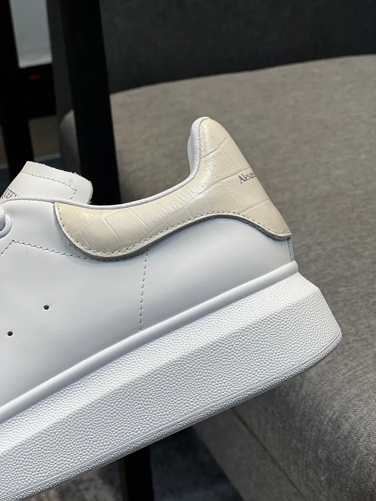 Alexander McQueen حذاء رياضي أبيض Oversized Lifestyle Sneakers 8