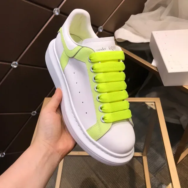 Alexander McQueen Oversized Tênis Branco Amarelo Sola de Plataforma Cadarços Verde Limão Neon Lifestyle 2