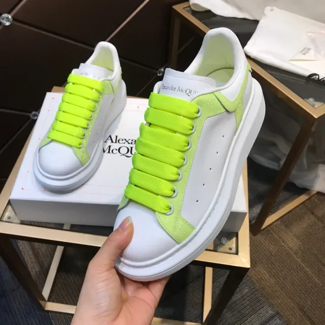Alexander McQueen Oversized Tênis Branco Amarelo Sola de Plataforma Cadarços Verde Limão Neon Lifestyle 3