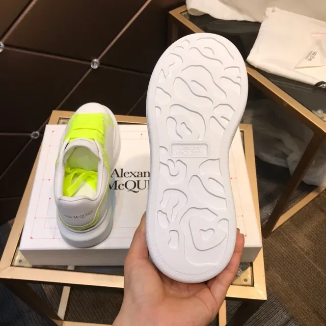 Alexander McQueen Oversized Tênis Branco Amarelo Sola de Plataforma Cadarços Verde Limão Neon Lifestyle 4