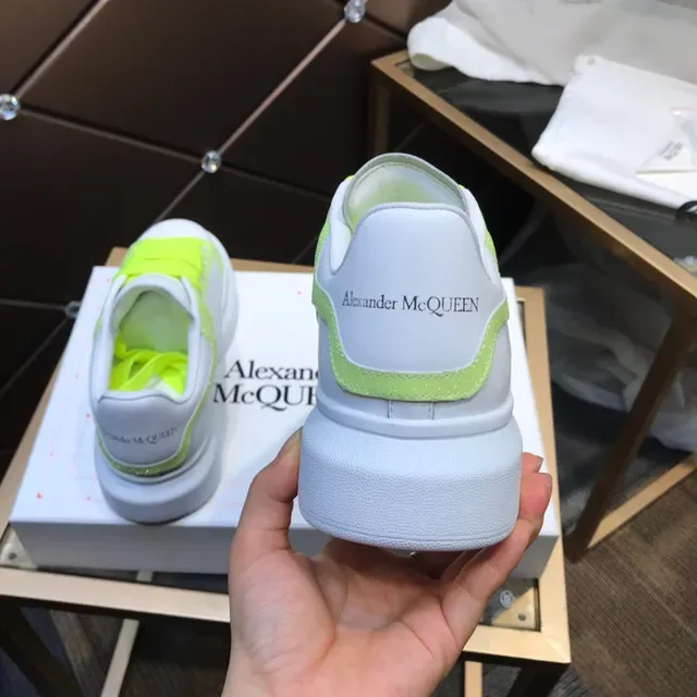 Alexander McQueen Oversized Tênis Branco Amarelo Sola de Plataforma Cadarços Verde Limão Neon Lifestyle 5
