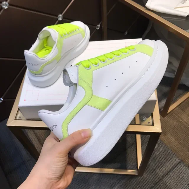 Alexander McQueen Oversized Tênis Branco Amarelo Sola de Plataforma Cadarços Verde Limão Neon Lifestyle 6