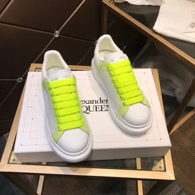 Alexander McQueen Oversized Tênis Branco Amarelo Sola de Plataforma Cadarços Verde Limão Neon Lifestyle 7