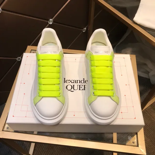 Alexander McQueen Oversized Tênis Branco Amarelo Sola de Plataforma Cadarços Verde Limão Neon Lifestyle 8