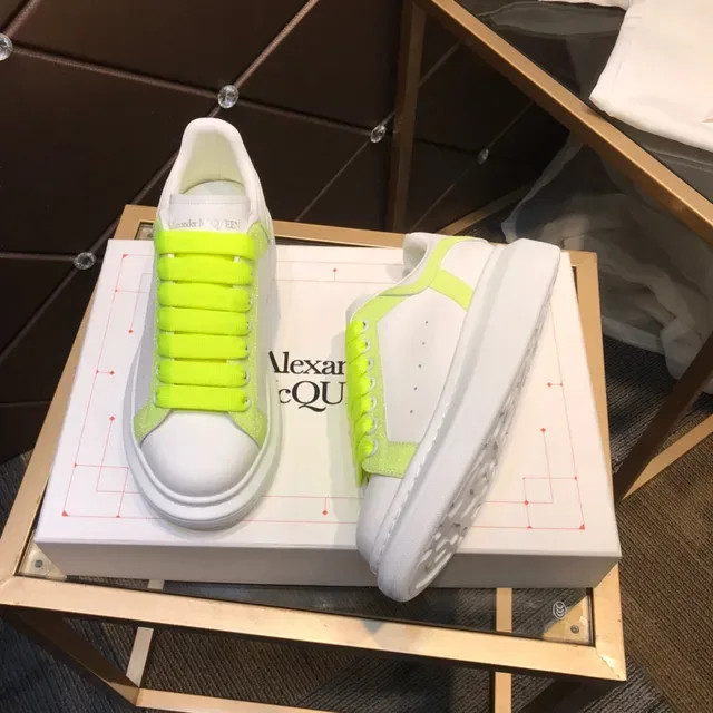 Alexander McQueen Oversized Tênis Branco Amarelo Sola de Plataforma Cadarços Verde Limão Neon Lifestyle 9