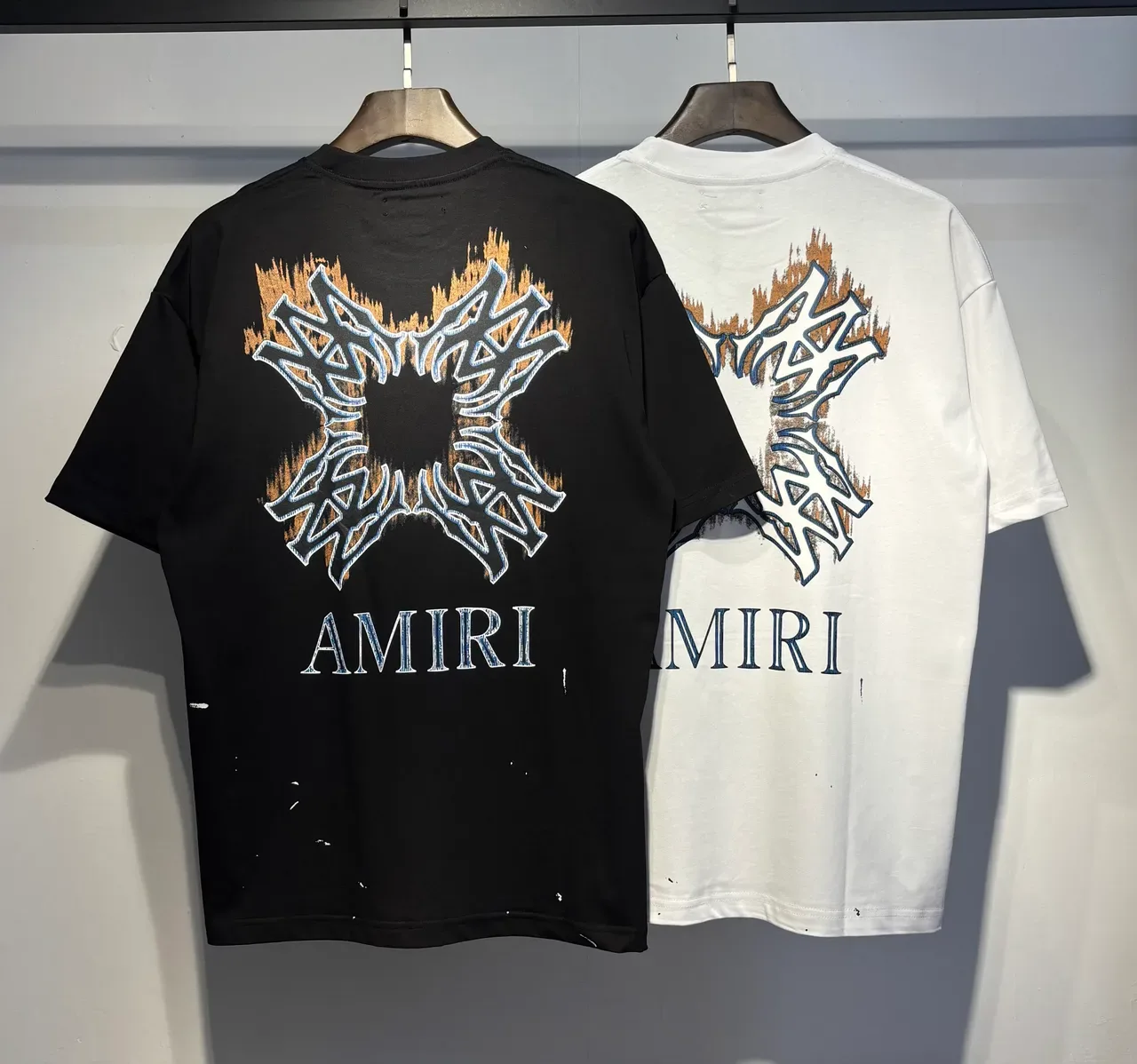تيشيرت Amiri أوفرسايز بطباعة جرافيك متهالك 5