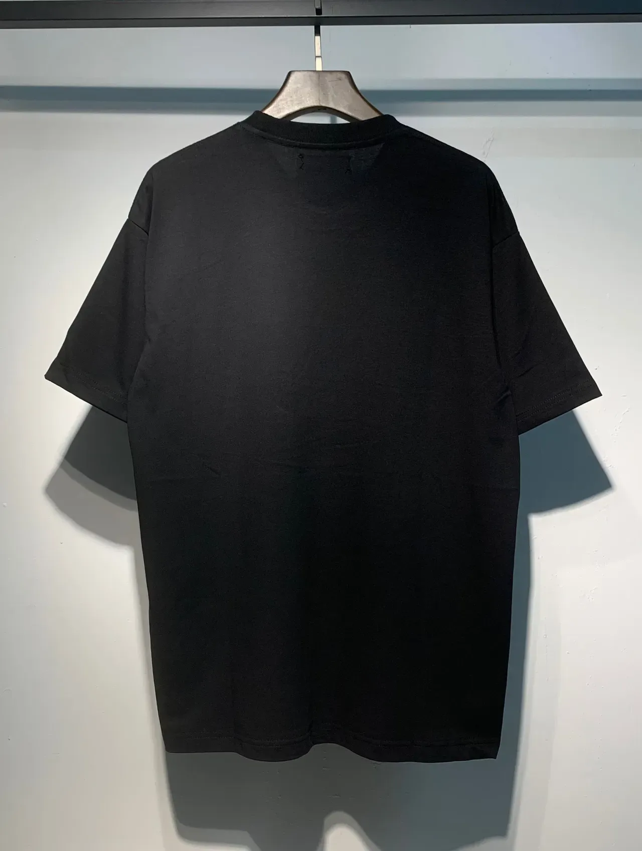 Camiseta Amiri logo apilado corte holgado 9
