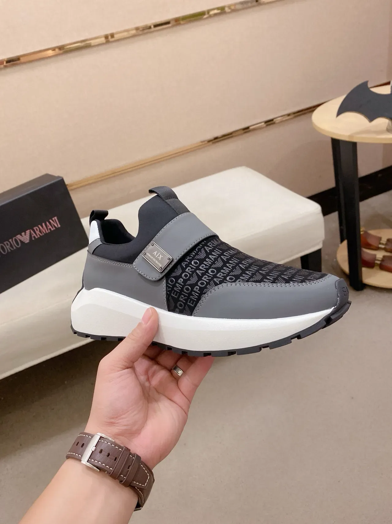 Armani Exchange स्लिप-ऑन लोगो-प्रिंट लाइफस्टाइल स्नीकर्स 4