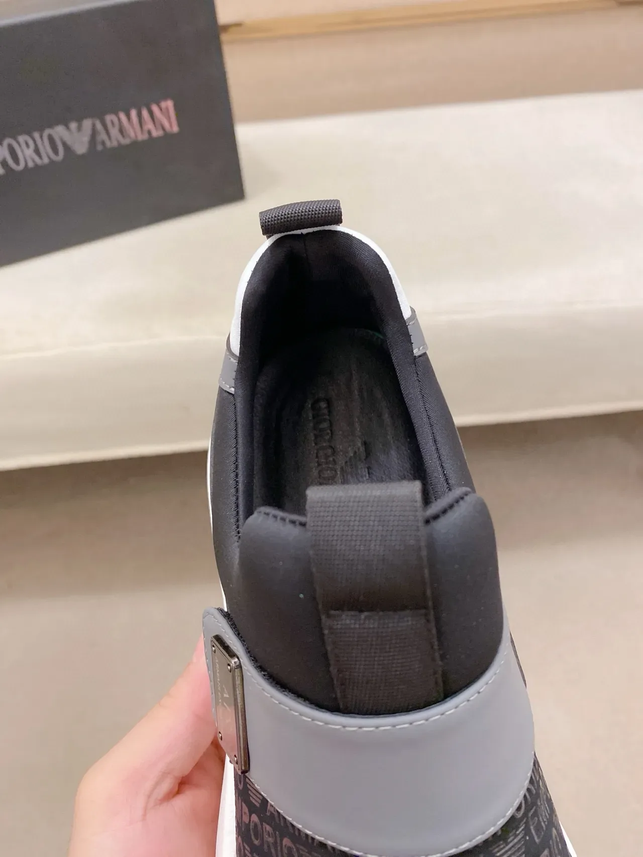 Armani Exchange स्लिप-ऑन लोगो-प्रिंट लाइफस्टाइल स्नीकर्स 6