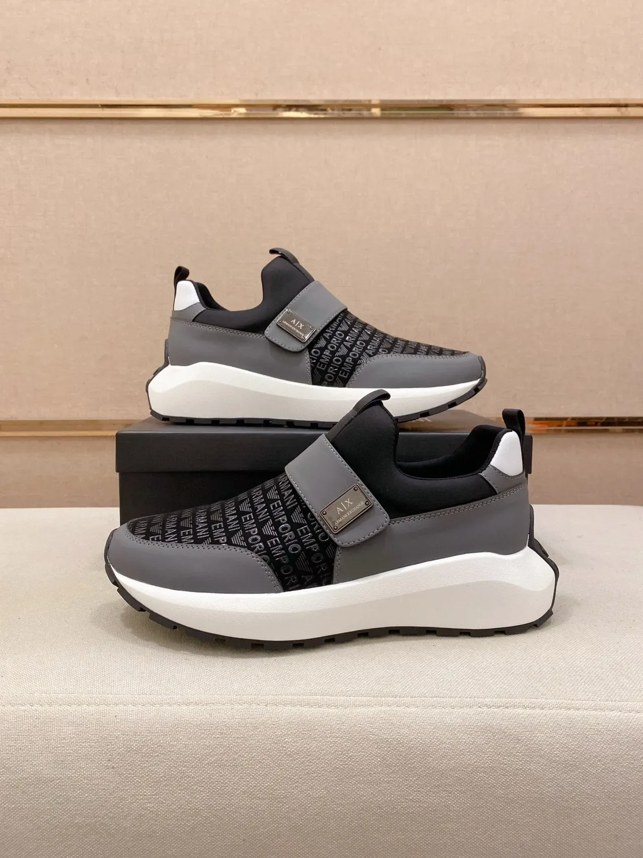 Armani Exchange स्लिप-ऑन लोगो-प्रिंट लाइफस्टाइल स्नीकर्स 7