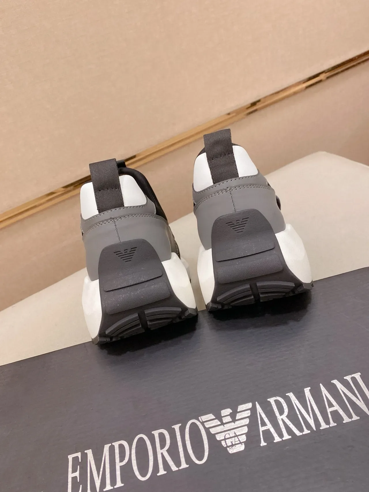 Armani Exchange स्लिप-ऑन लोगो-प्रिंट लाइफस्टाइल स्नीकर्स 8
