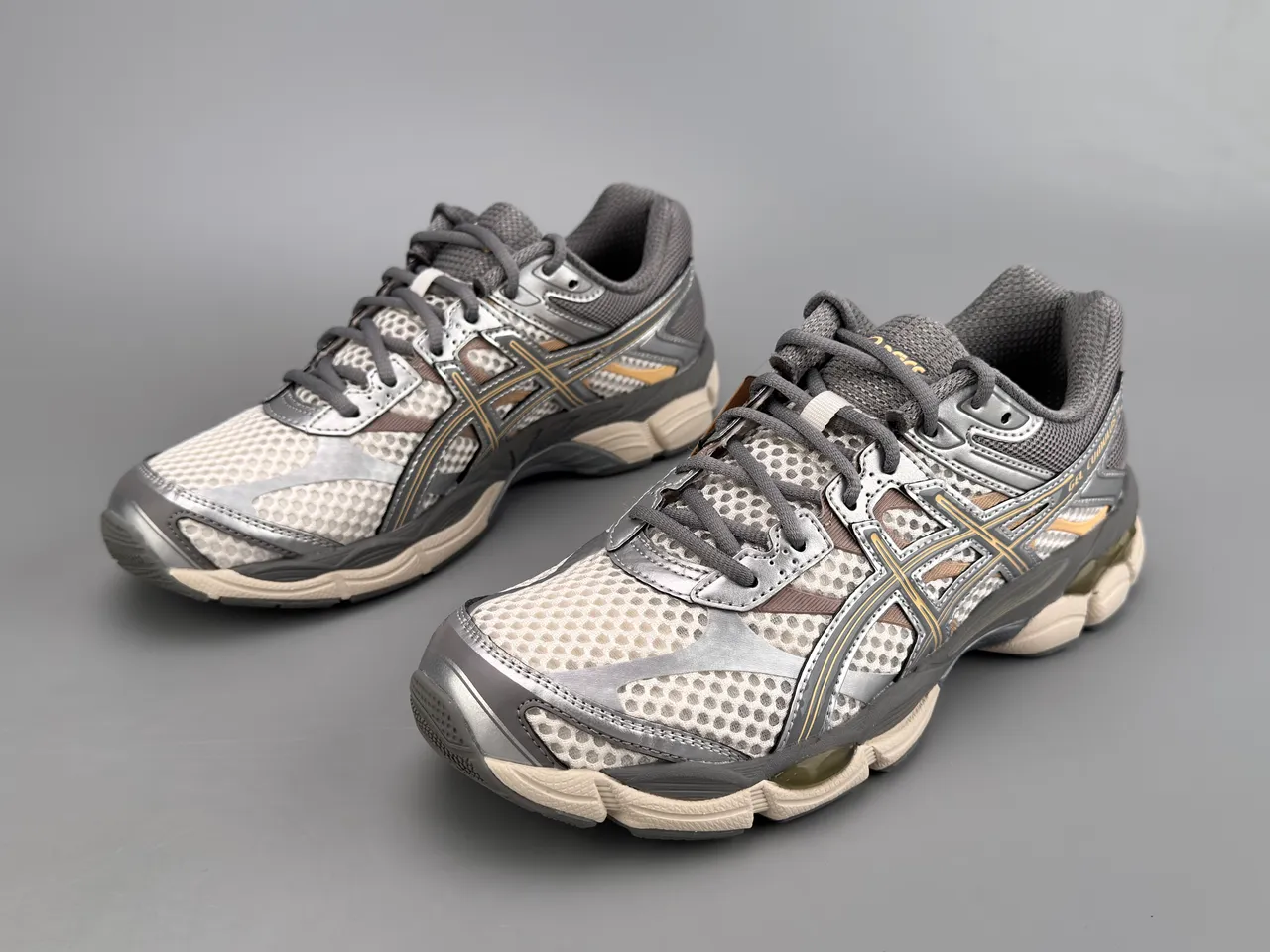 ASICS Gel-Cumulus 16 ग्रे सफेद चाँदी सोना रनिंग जूते 3