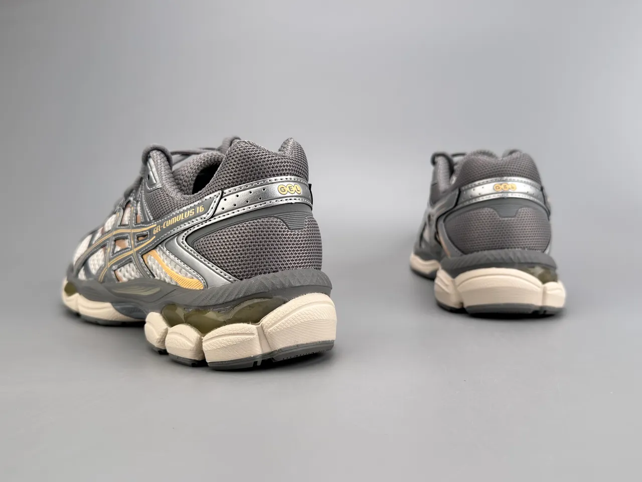 ASICS Gel-Cumulus 16 ग्रे सफेद चाँदी सोना रनिंग जूते 4
