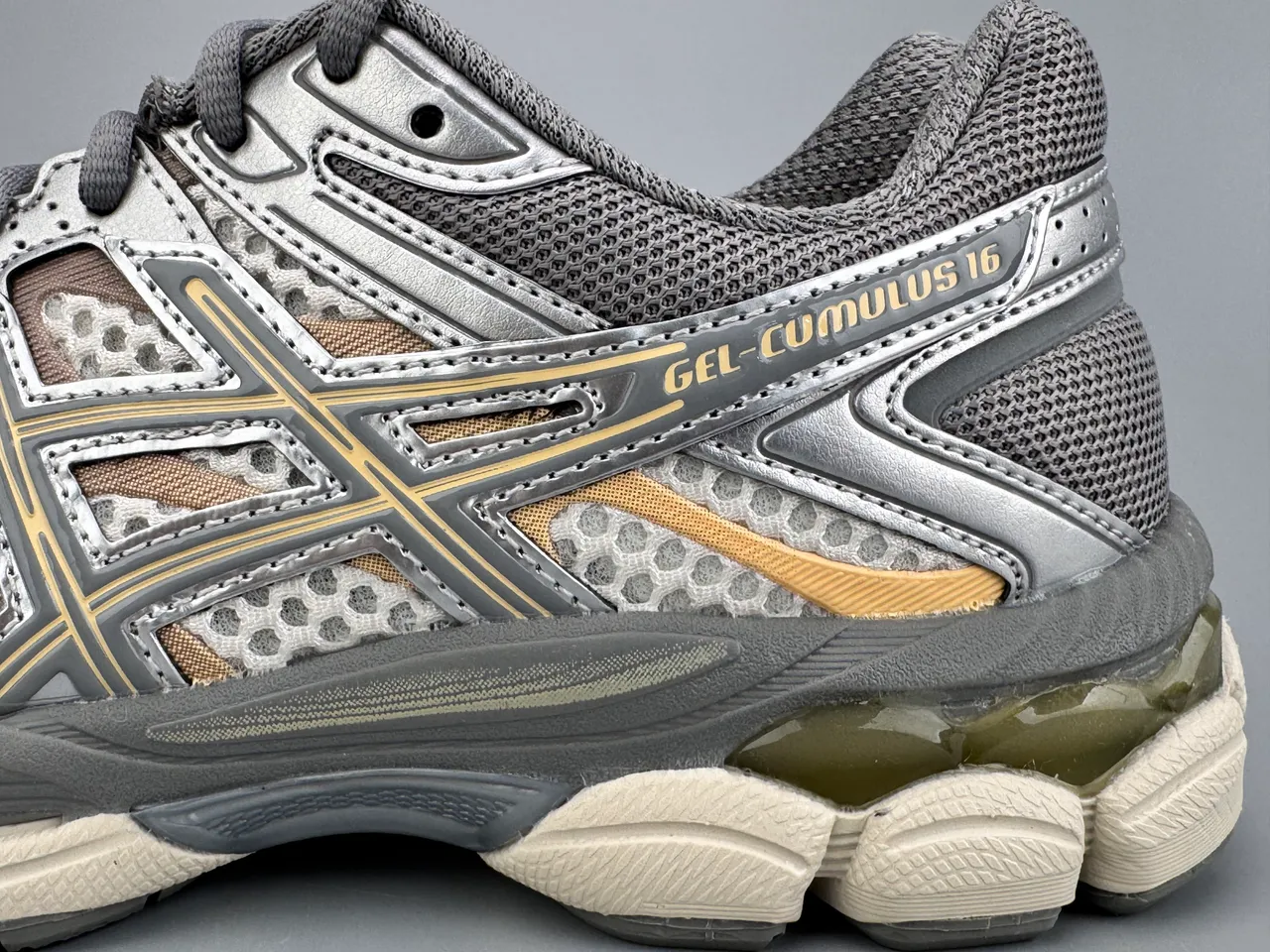 ASICS Gel-Cumulus 16 ग्रे सफेद चाँदी सोना रनिंग जूते 5