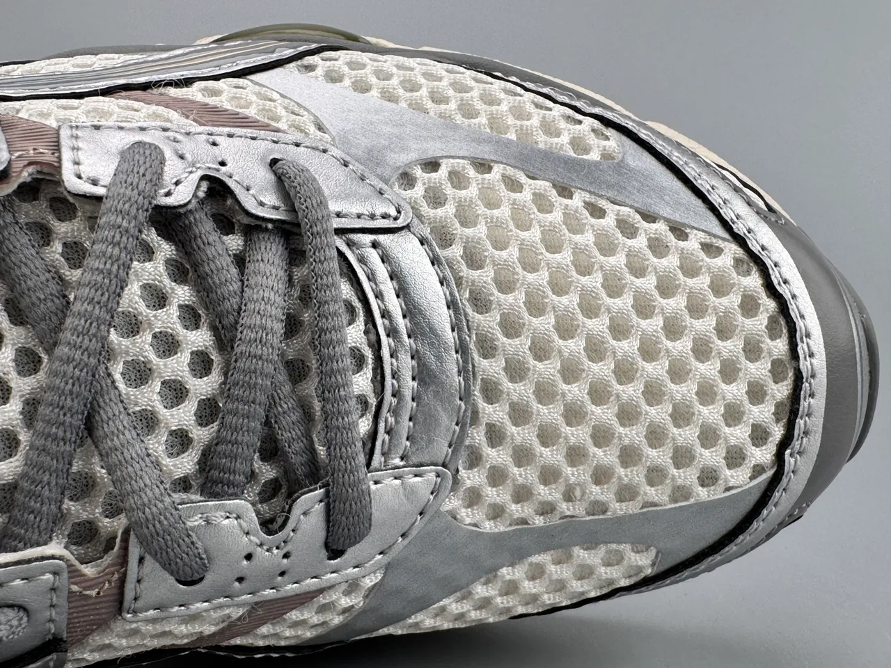 ASICS Gel-Cumulus 16 ग्रे सफेद चाँदी सोना रनिंग जूते 6