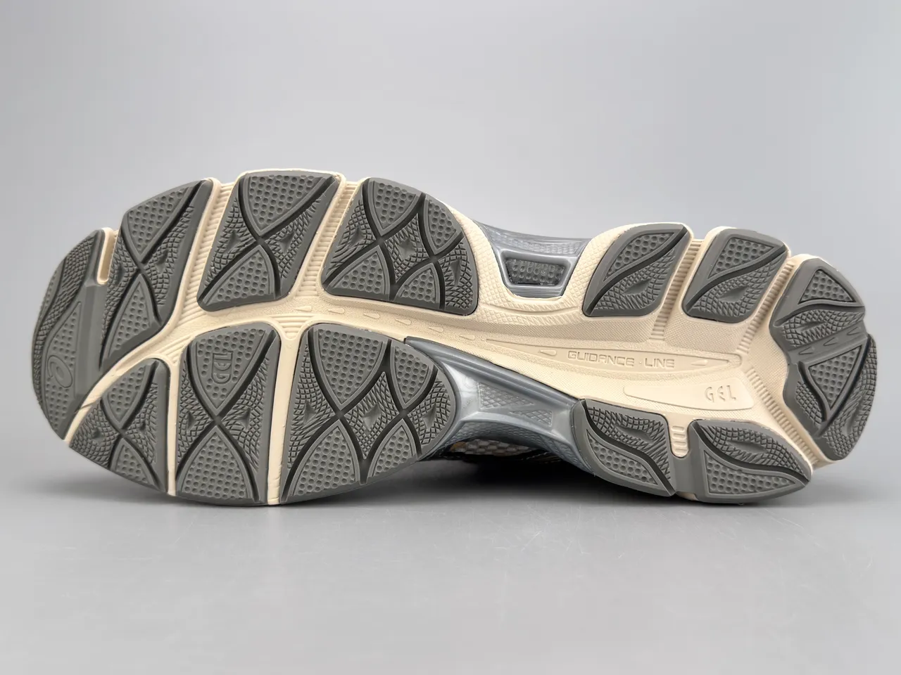 ASICS Gel-Cumulus 16 ग्रे सफेद चाँदी सोना रनिंग जूते 8