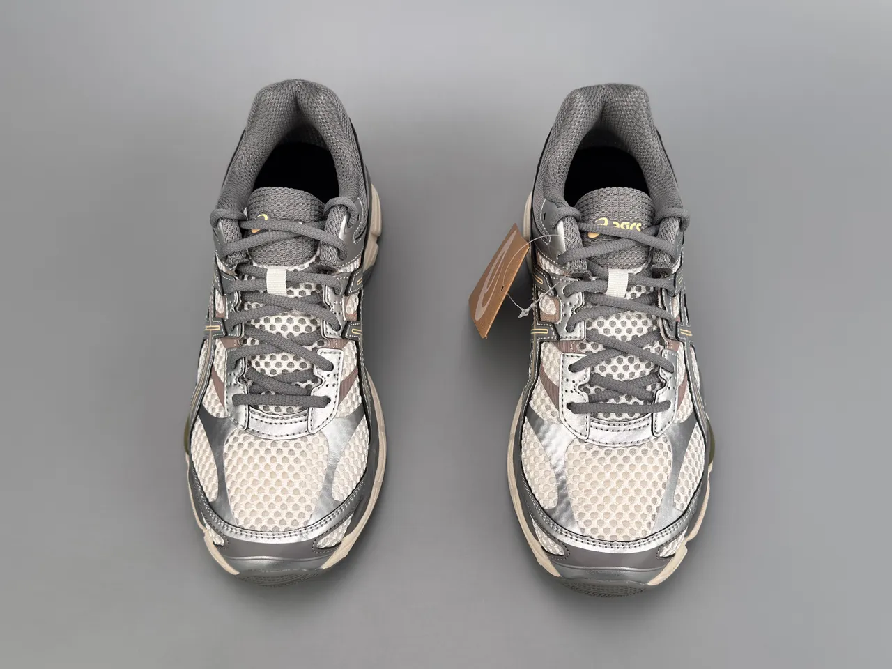 ASICS Gel-Cumulus 16 ग्रे सफेद चाँदी सोना रनिंग जूते 9
