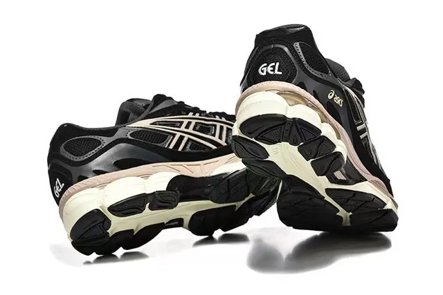 ASICS Gel-Kayano 黑色和米色跑鞋 2