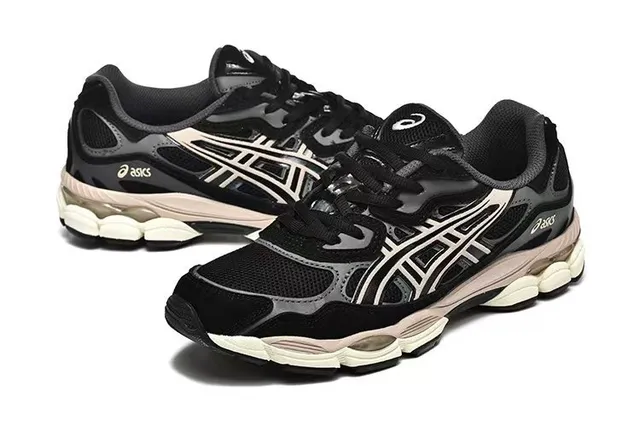 ASICS Gel-Kayano 黑色和米色跑鞋 4