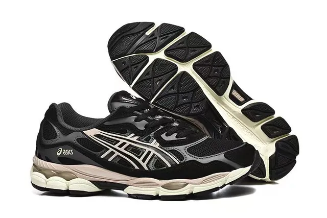 ASICS Gel-Kayano 黑色和米色跑鞋 5