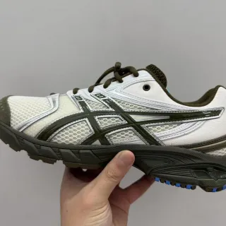 ASICS Gel-Kayano 白色和军绿色跑步鞋