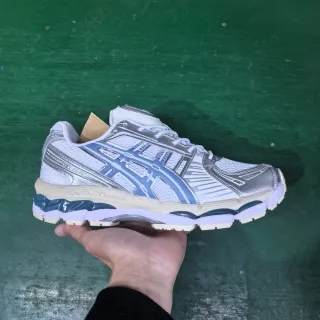 ASICS Gel-Kayano सफेद चांदी नीली दौड़ने की जूते