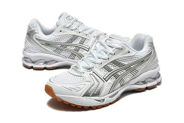 ASICS Gel-Kayano 白色银灰色跑鞋 3