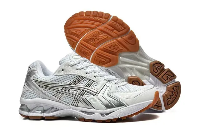 ASICS Gel-Kayano 白色银灰色跑鞋 4
