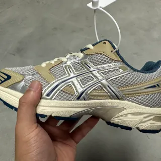 ASICS 银色海军金属网面米色合成覆盖跑鞋
