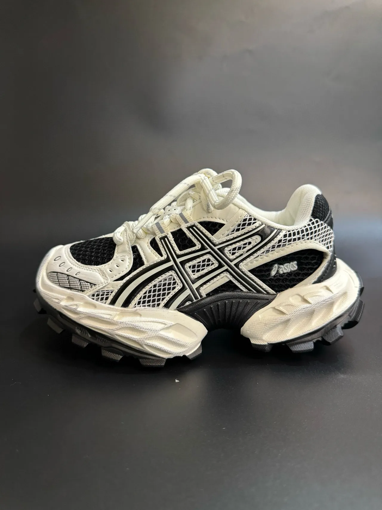 ASICS Plata Rojo Silueta Gruesa Malla y Recubrimiento Sintético Sneakers Lifestyle 3
