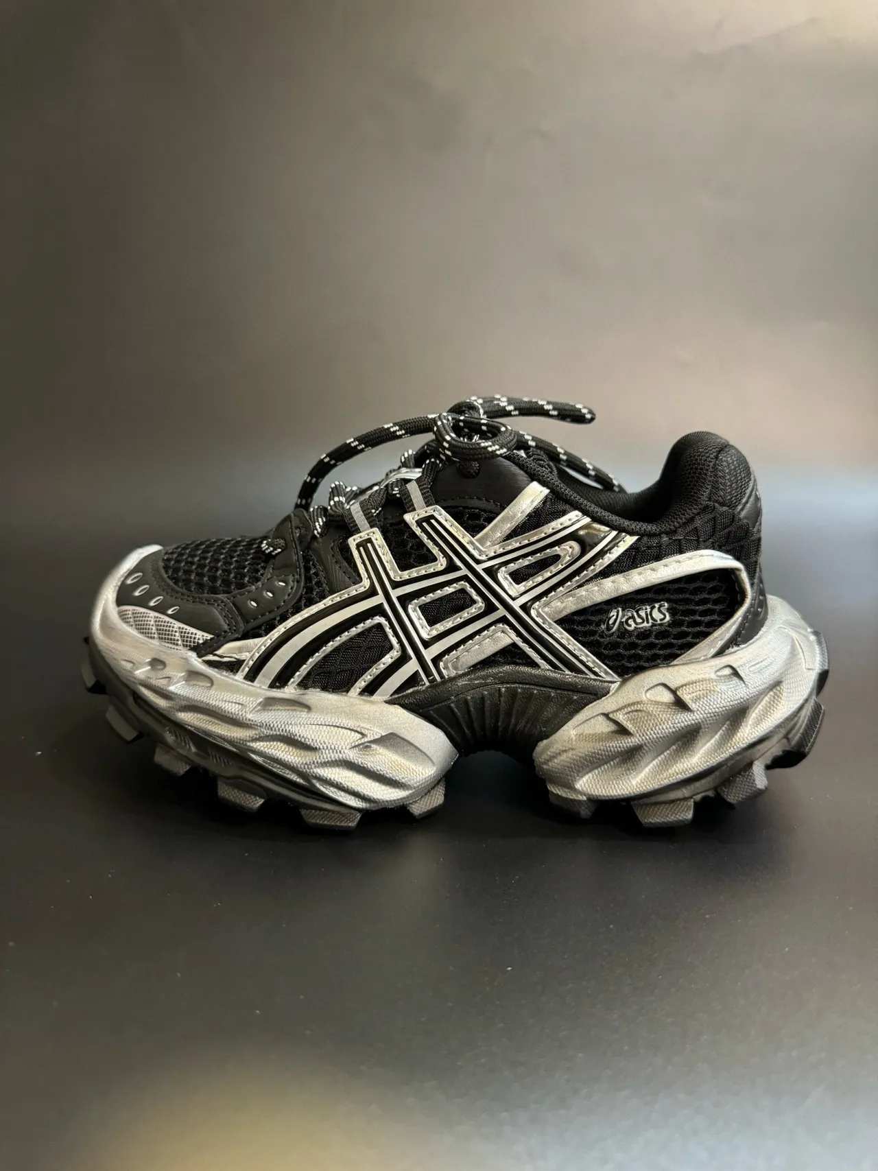 ASICS Plata Rojo Silueta Gruesa Malla y Recubrimiento Sintético Sneakers Lifestyle 4