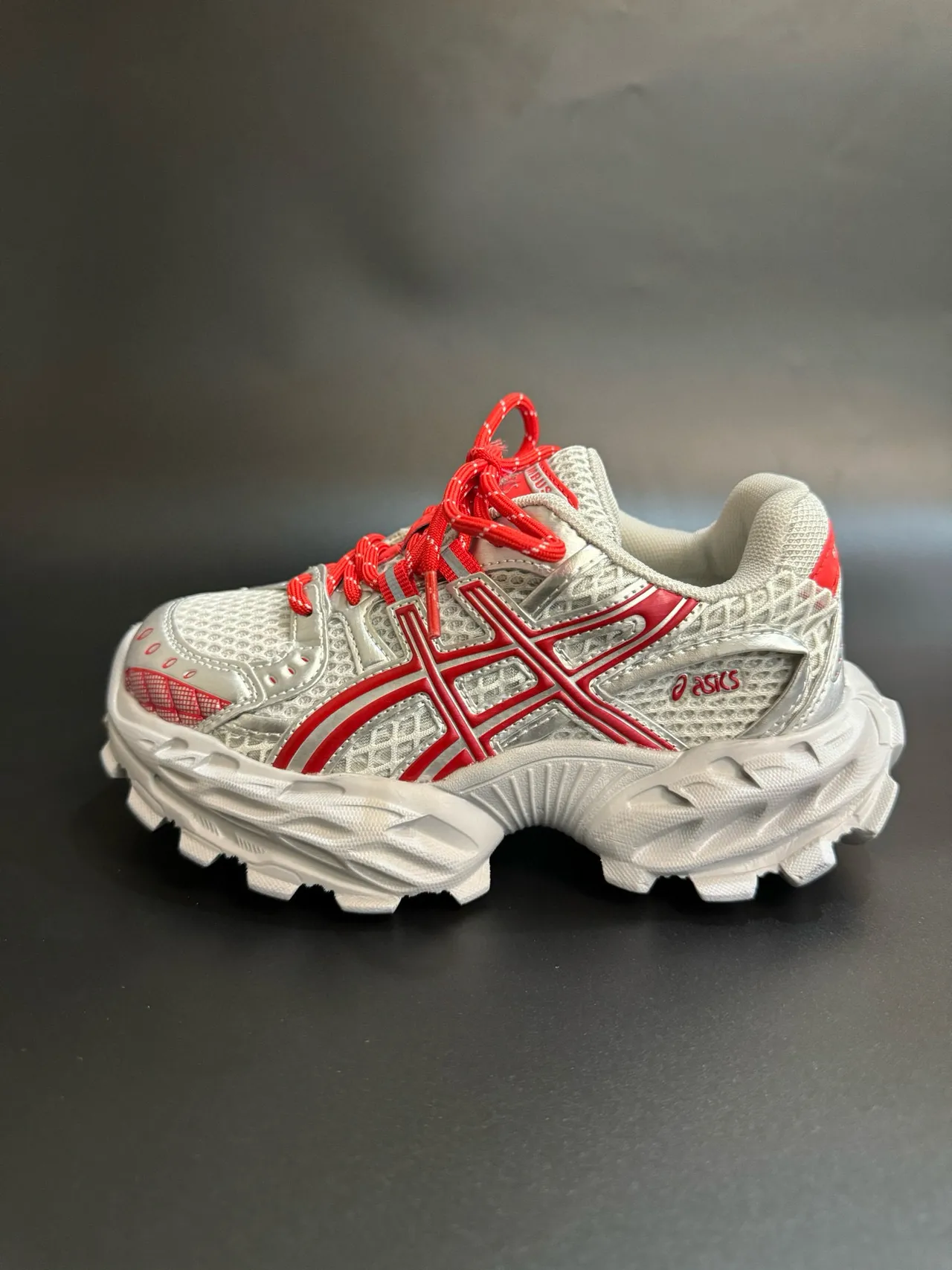 ASICS Plata Rojo Silueta Gruesa Malla y Recubrimiento Sintético Sneakers Lifestyle 5