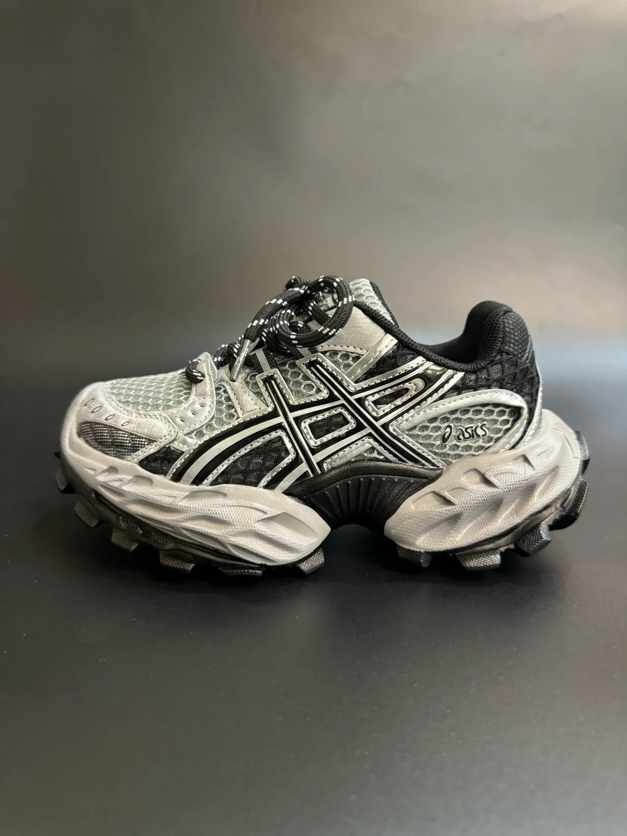 ASICS Plata Rojo Silueta Gruesa Malla y Recubrimiento Sintético Sneakers Lifestyle 6