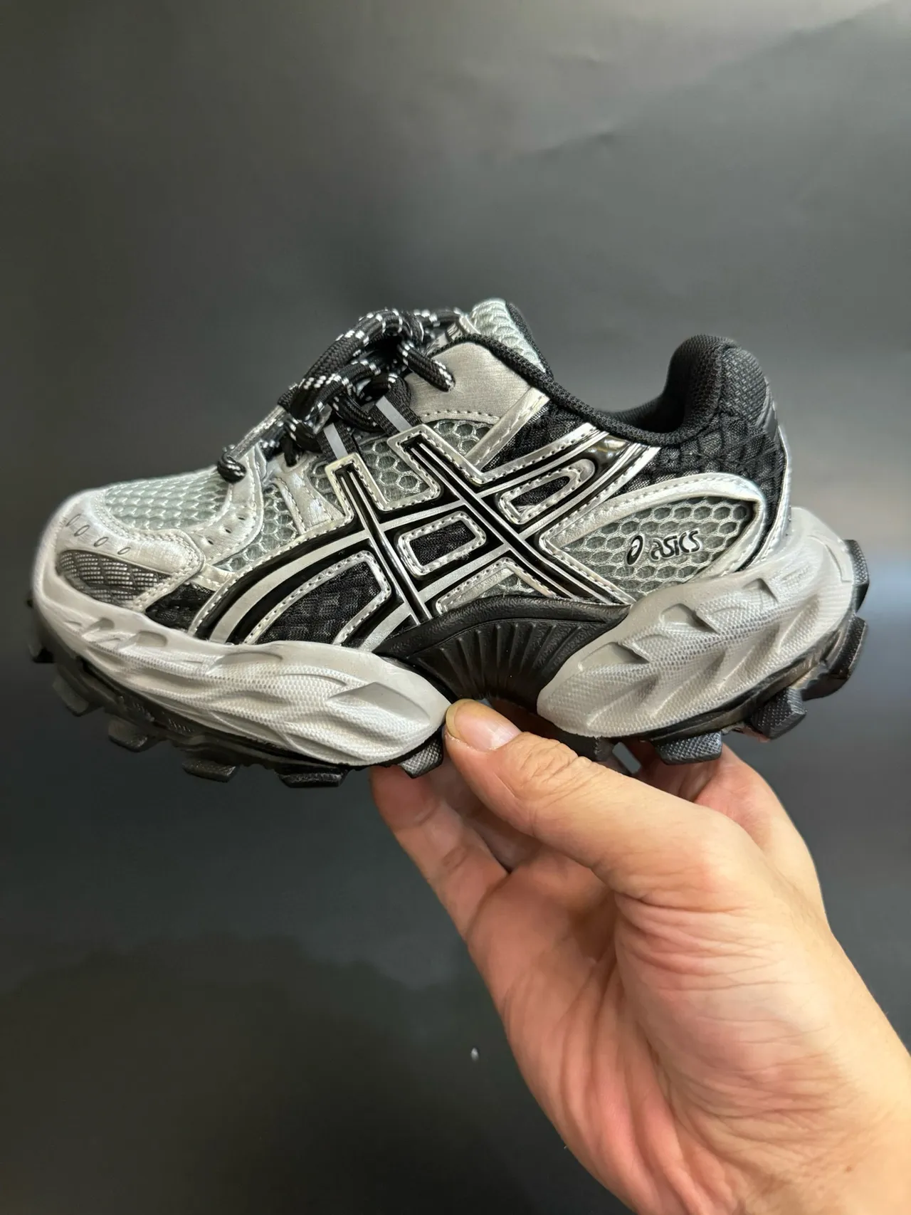 ASICS Plata Rojo Silueta Gruesa Malla y Recubrimiento Sintético Sneakers Lifestyle 7
