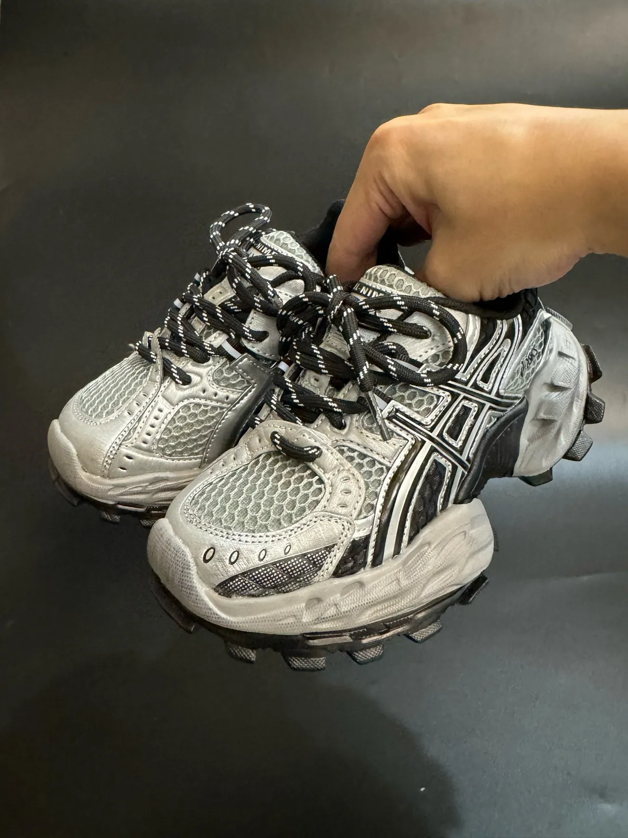 ASICS Plata Rojo Silueta Gruesa Malla y Recubrimiento Sintético Sneakers Lifestyle 8